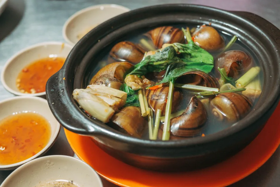 Nhân viên đang dọn món
